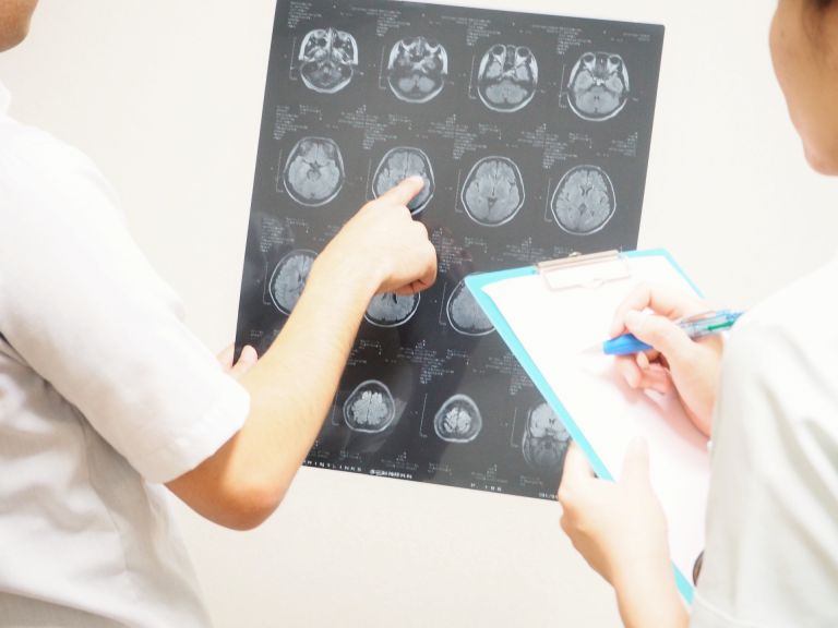 高齢者の暮らしを支える補聴器選びと心地よい聞こえのための実践ガイド